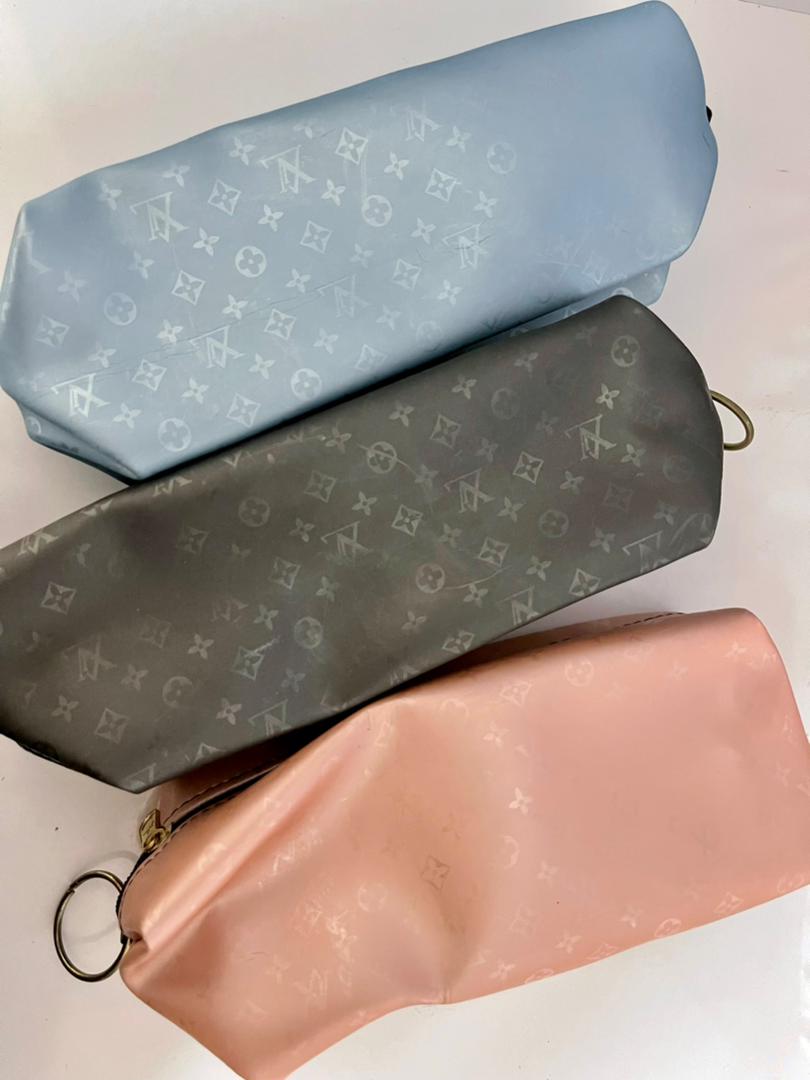 0d02456a_4e83_449f_8c76_806f6e666c42__1636559915_52.jpg کیف آرایشی براق